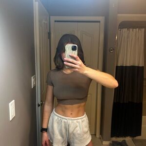 Aritzia TNA Ortiz tee!!